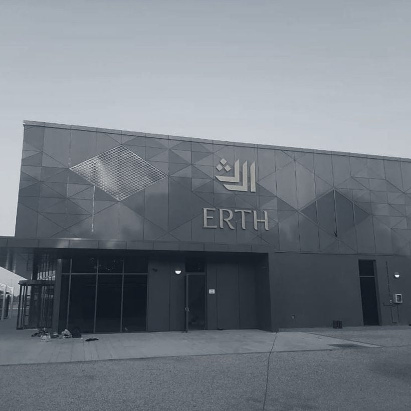 ERTH, Abu Dhabi — fa&ccedil;ade lettering