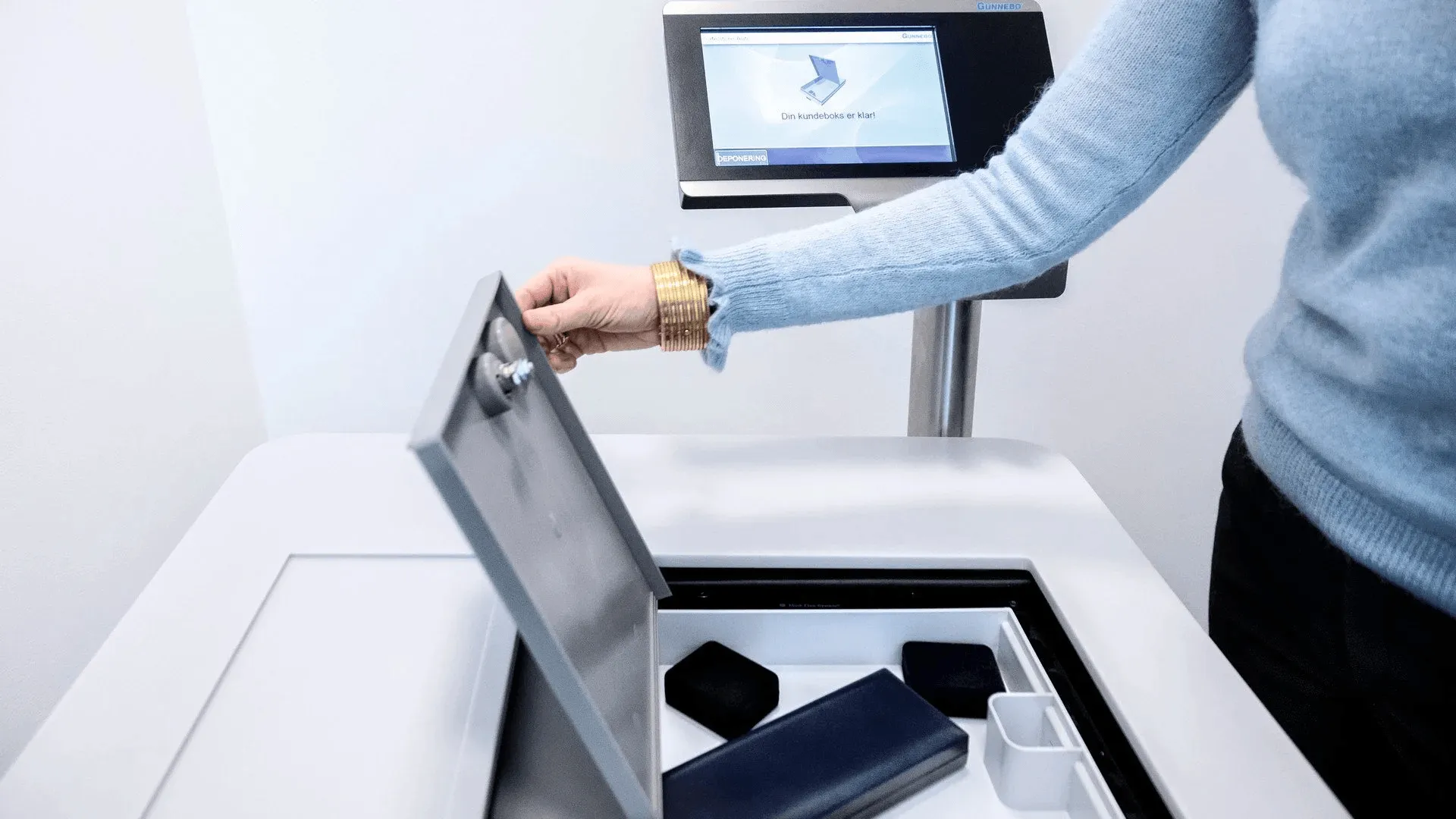 Commercial and home security safes